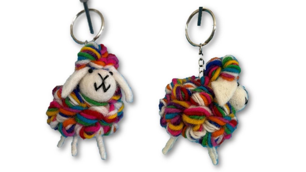 N&oslash;kkelring med sau i filt og garn.