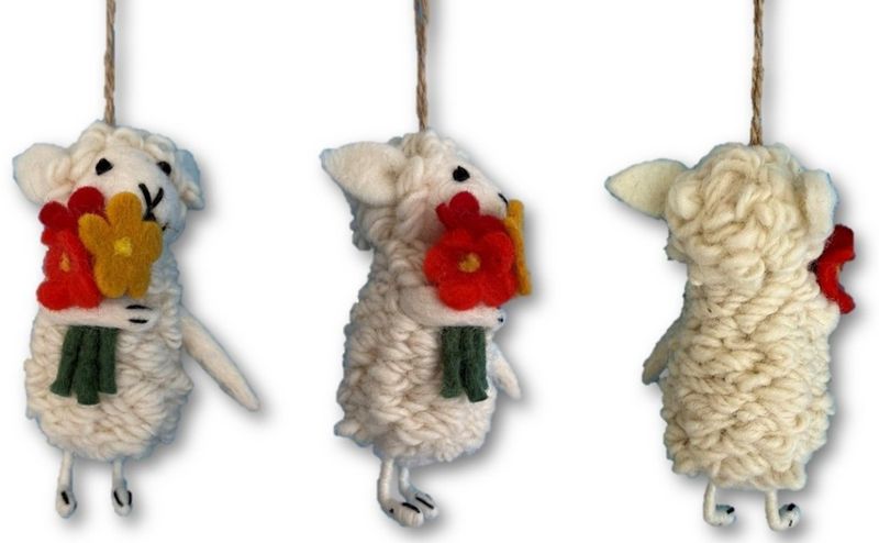 Hvit sau med blomsterbukett